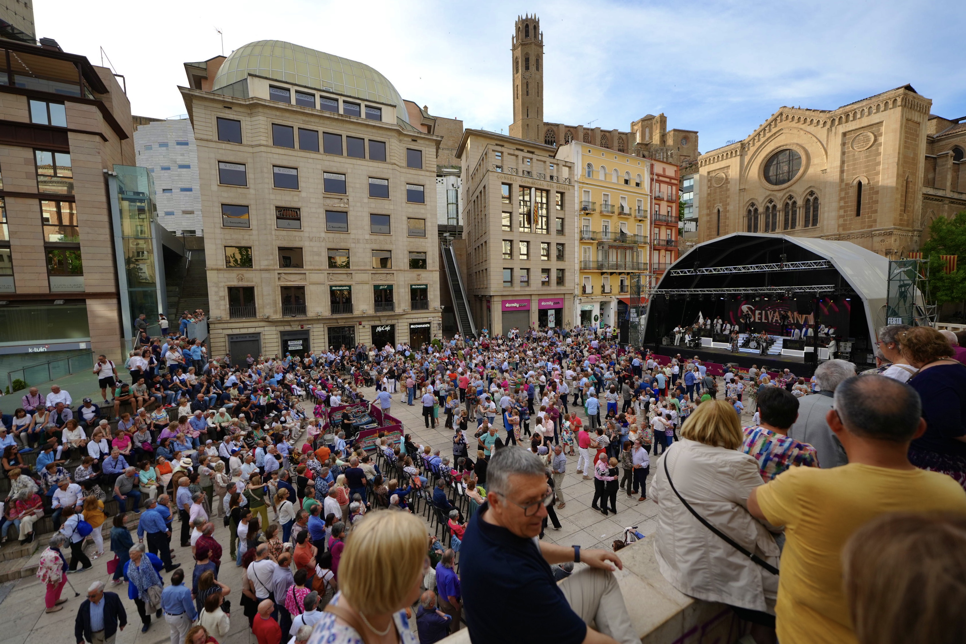 Panoràmica de la plaça de Sant Joan, amb el Ball de Festa Major.
