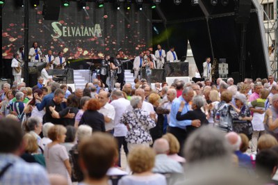 Les parelles de balladors i balladores han omplert la plaça de Sant Joan..