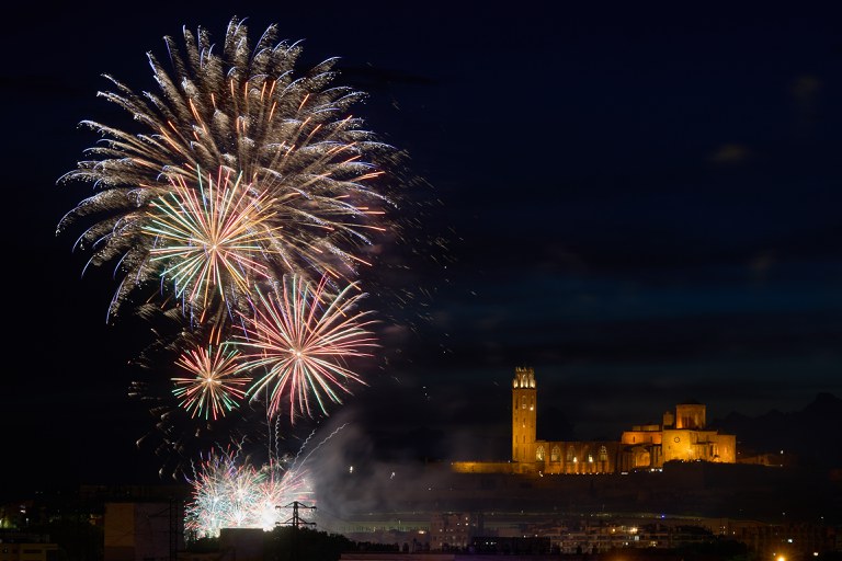 Un altre moment del castell de focs de cloenda de la Festa Major de Lleida.