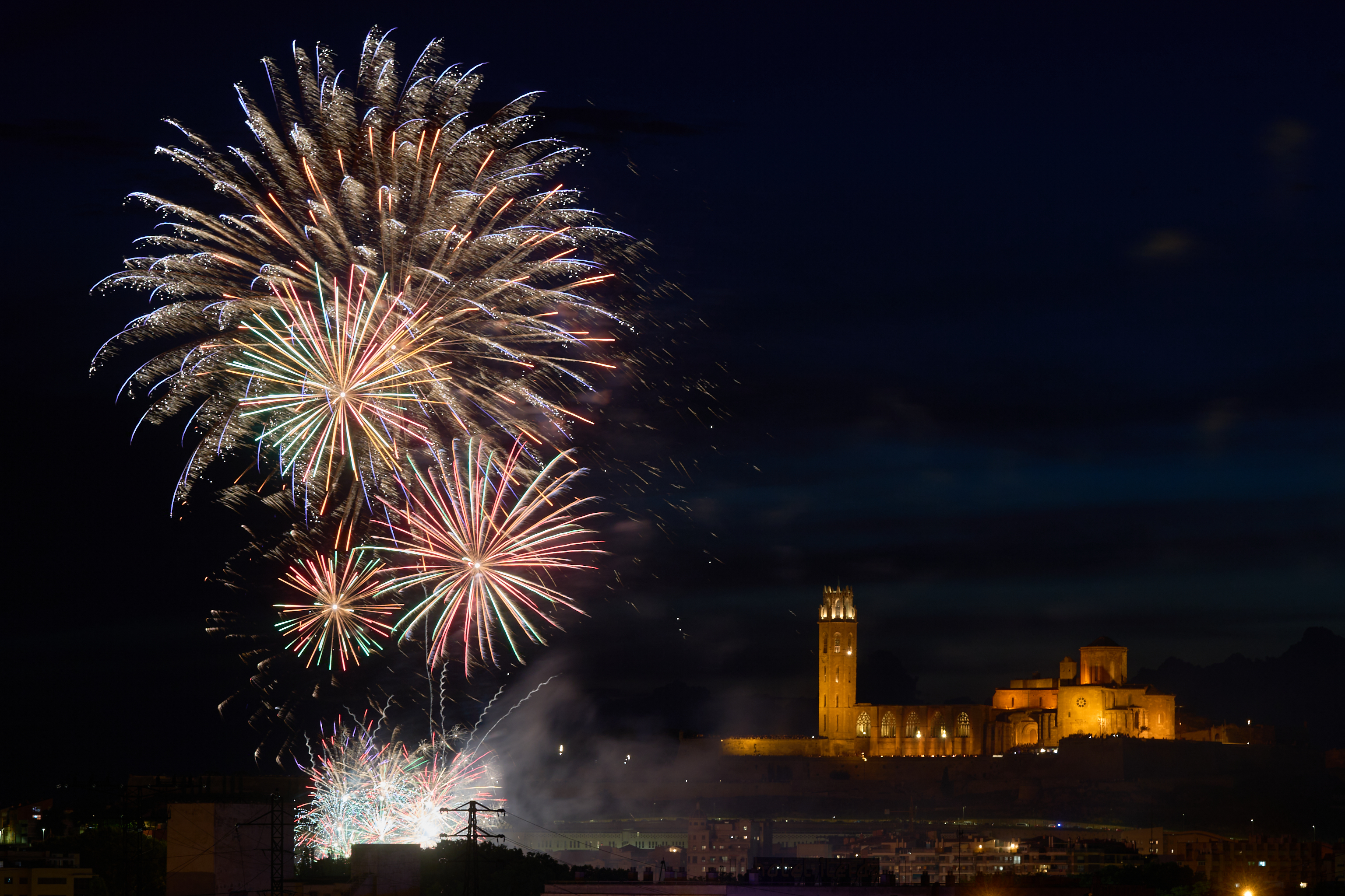 Un altre moment del castell de focs de cloenda de la Festa Major de Lleida.