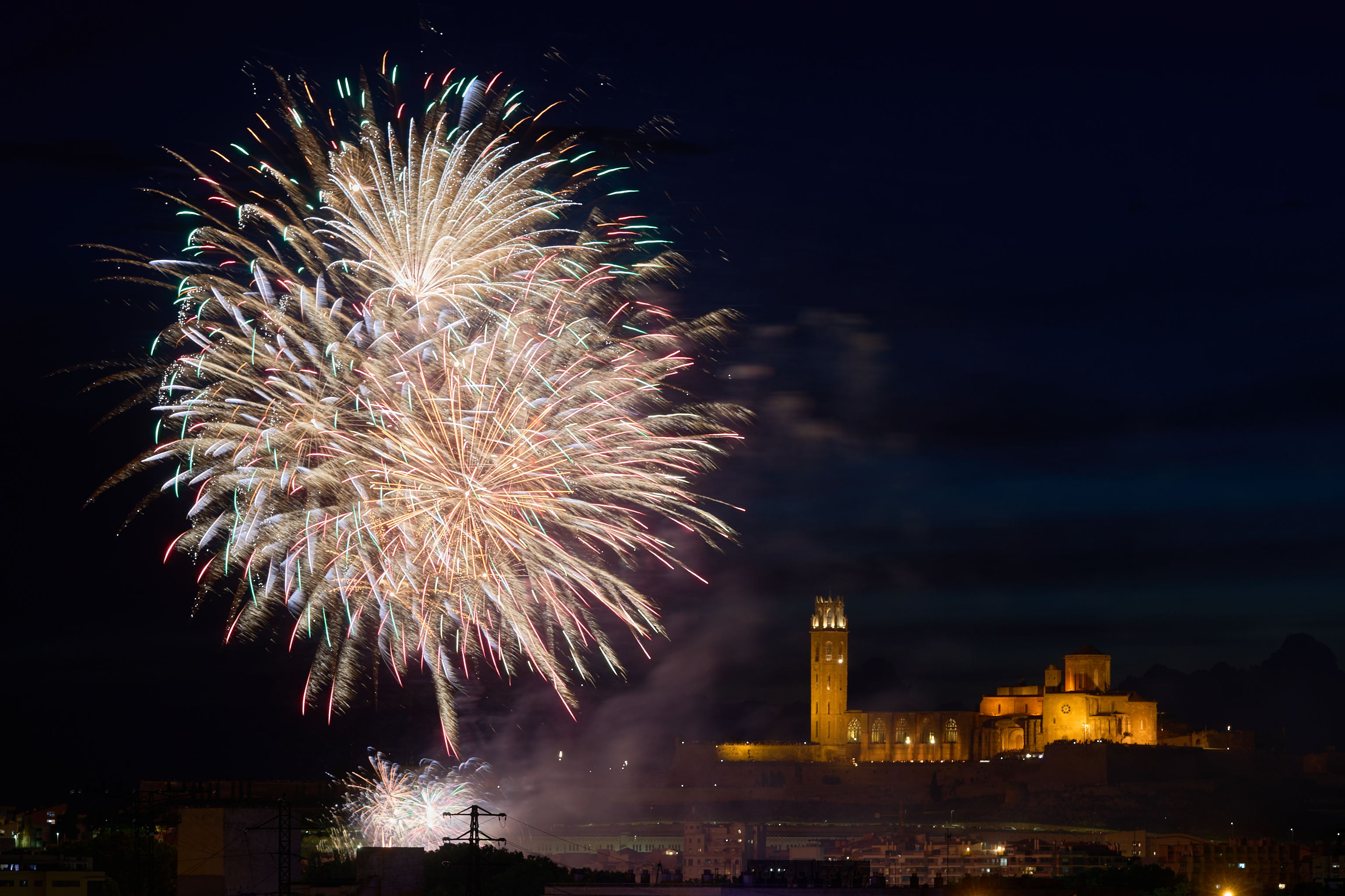 El castell de focs ha il·luminat el fi de festa a Lleida.