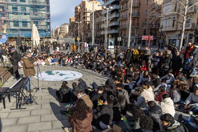 La commemoració del Dia Escolar de la No Violència i la Pau, a la plaça de Pau Casals..