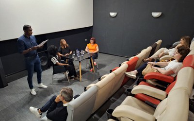 El regidor Jackson Quiñónez ha fet la lectura del manifest amb motiu del Dia internacional de les persones refugiades..