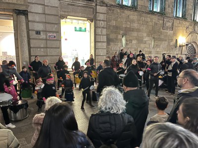 Durant l'acte de commemoració del Dia Internacional dels Drets Humans hi ha hagut l’actuació de la batucada La Revolta.