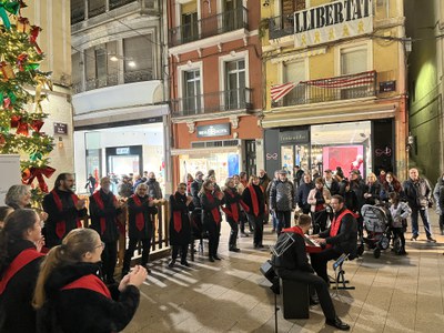 Durant l'acte a la plaça de la Paeria ha actuat el cor Som Gòspel Lleida.