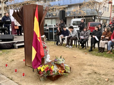 L'ofrena floral s'ha fet als peus de l'escultura FITA, que rememora els deportats lleidatans als camps de concentració nazi.