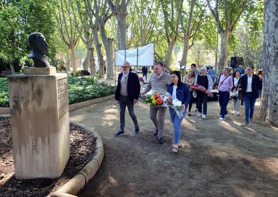 Larrosa, Aguilà i Freixanet, en el moment de dipositar el ram de flors.