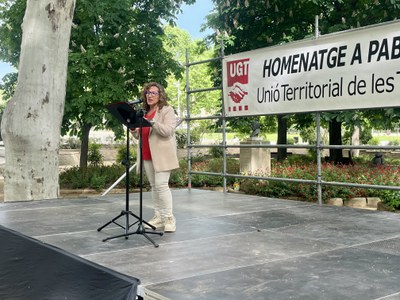 La secretària general d'UGT-Terres de Lleida, Joana Mor, durant la seva intervenció.