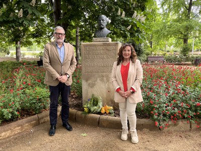 L'alcalde, Fèlix Larrosa, i la secretària general d'UGT-Terres de Lleida davant del monòlit en homenatge a Pablo Iglesias, després de l'ofrena floral.