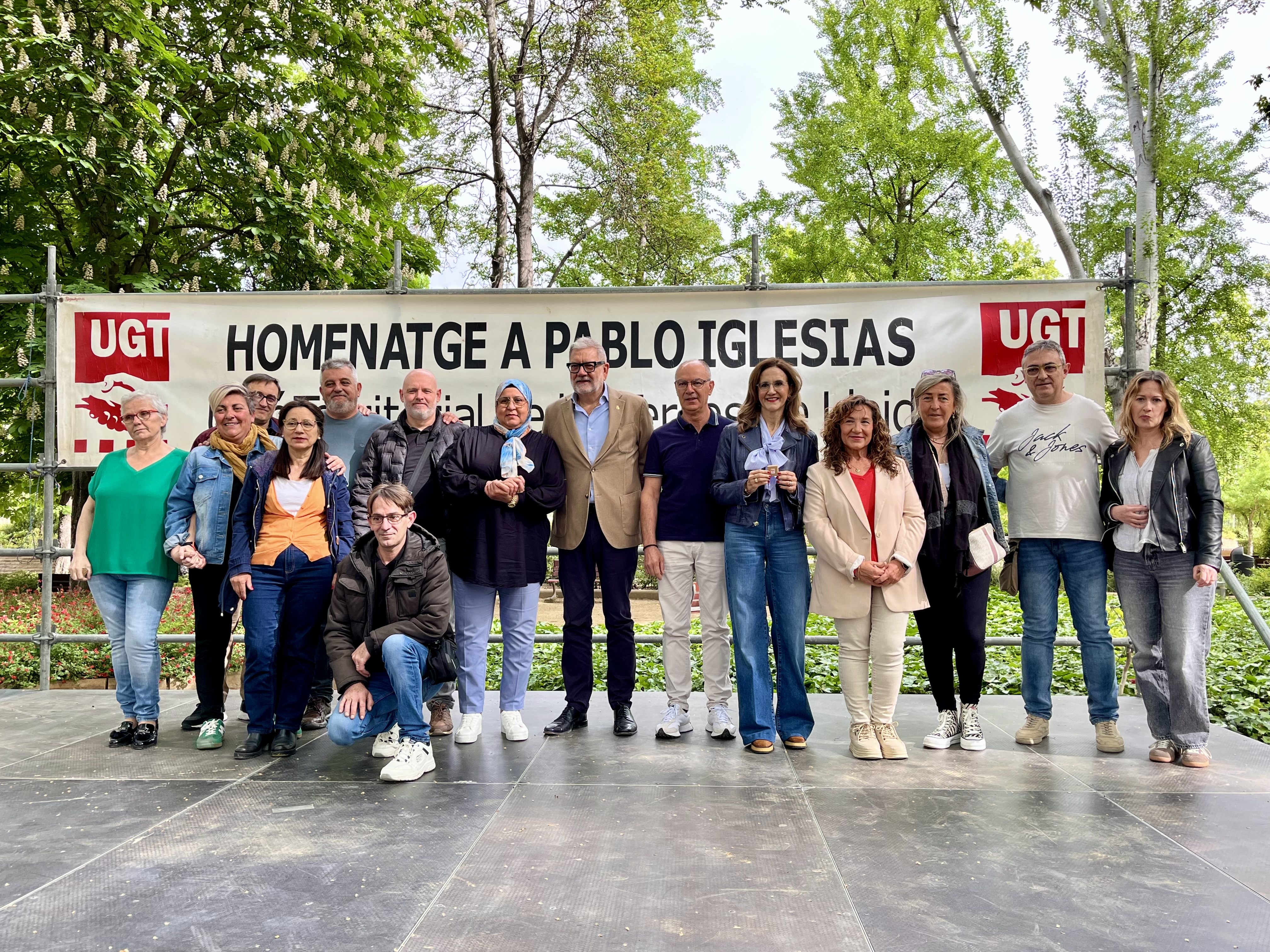 L'alcalde, Fèlix Larrosa, amb els afiliats i afiliades homenatjats d'enguany d'UGT-Terres de Lleida