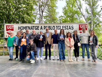 L'alcalde, Fèlix Larrosa, amb els afiliats i afiliades homenatjats d'enguany d'UGT-Terres de Lleida.
