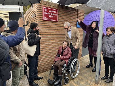 El moment de la descoberta de la placa al carrer.