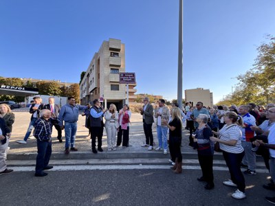 L'alcalde, Fèlix Larrosa, el regidor del barri, Roberto Pino, familiars i veïnat davant la nova placa.