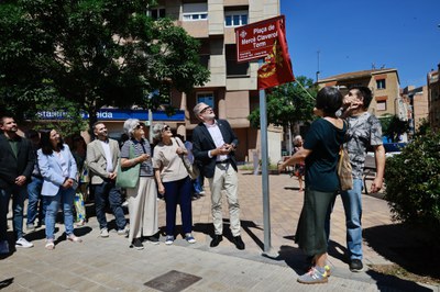 Moment en què s'ha descobert la placa de la plaça Mercè Claverol Torm.