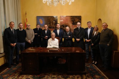 El pregoner dels Tres Tombs de Sant Antoni Abad signa el Llibre Blanc de l’Associació Cooperativa Cultural i Recreativa de “Els Pagesos”.