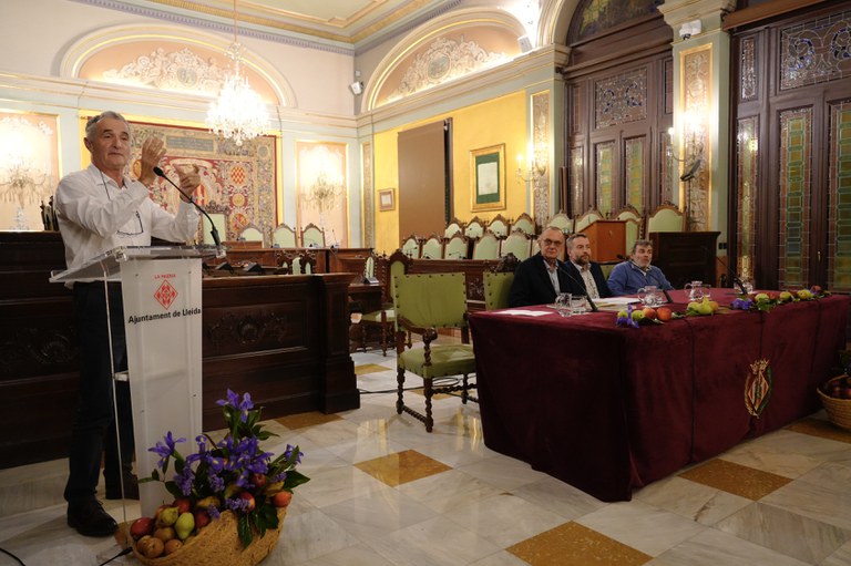 El Dr. Ignasi Iglesias durant el pregó que dona inici a la Festa del Tres Tombs de Sant Antoni Abad