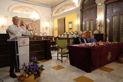 El Dr. Ignasi Iglesias durant el pregó que dona inici a la Festa del Tres Tombs de Sant Antoni Abad.