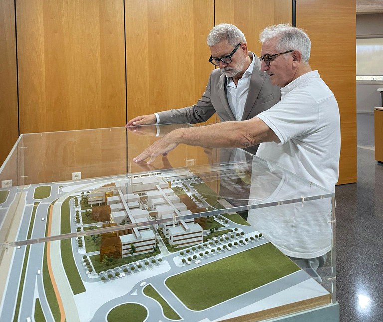 El paer en cap, Fèlix Larrosa, amb el gerent del Parc Científic de València, Pedro Carrasco (ahir dijous).