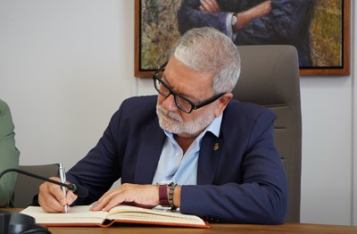 El paer en cap, Fèlix Larrosa, ha signat en el Llibre d'Honor de l'Ajuntament de Xàtiva..