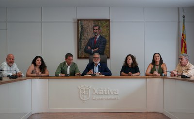Visita institucional de l'alcalde de Lleida, Fèlix Larrosa, a l'Ajuntament de Xàtiva, encapçalat per l'alcalde Roger Cerdà..