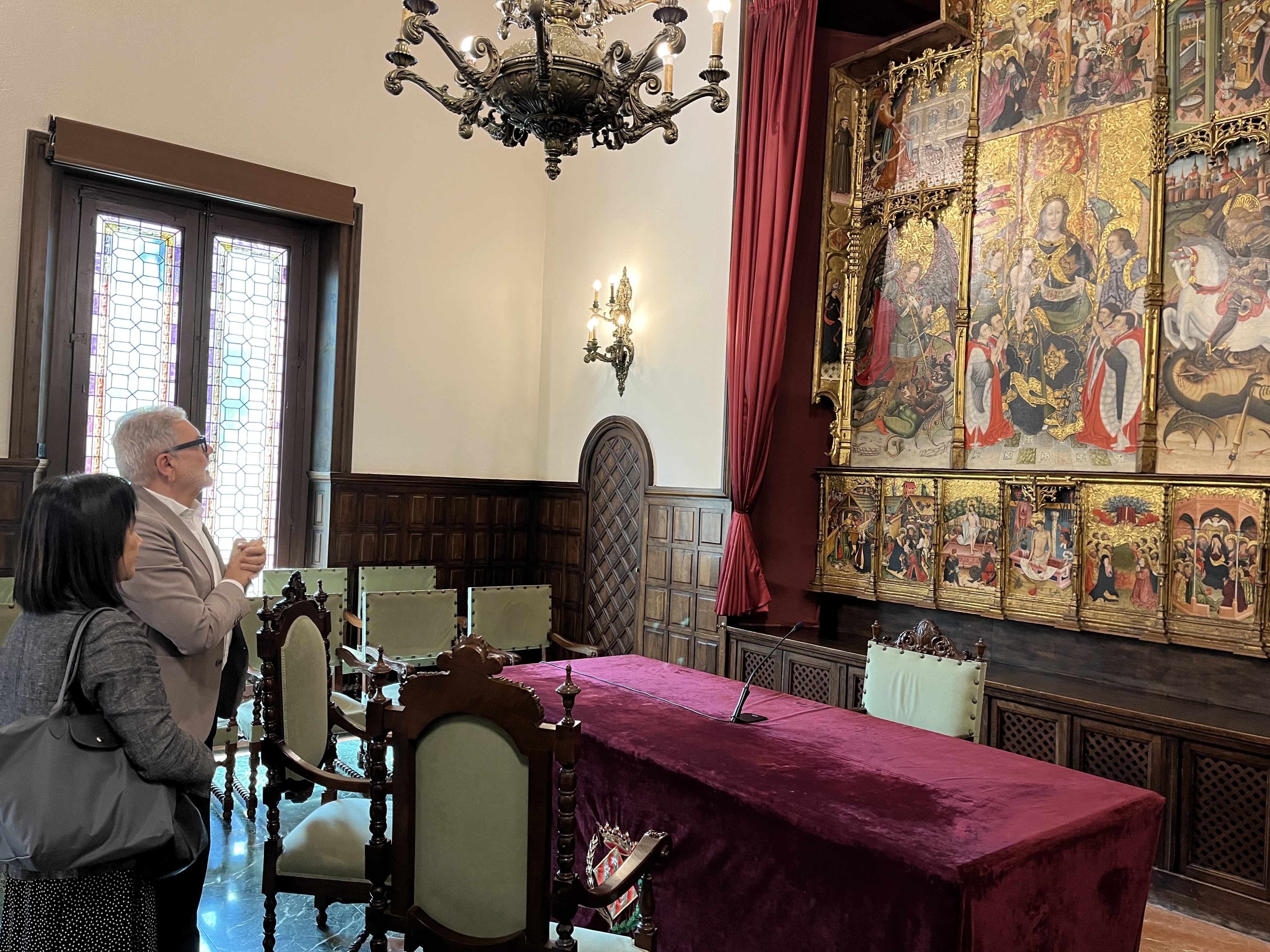 L'alcalde ha mostrat el Saló del Retaule a la representant nipona