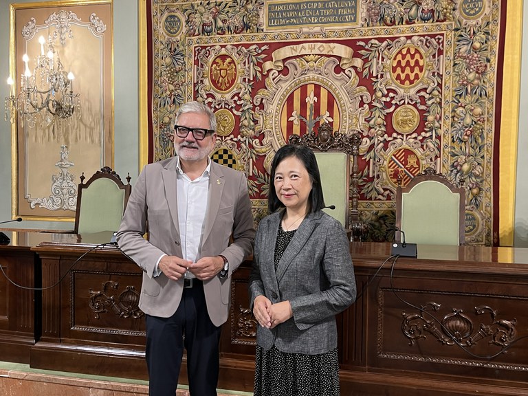 L'alcalde i la cònsol, al Saló de Plens