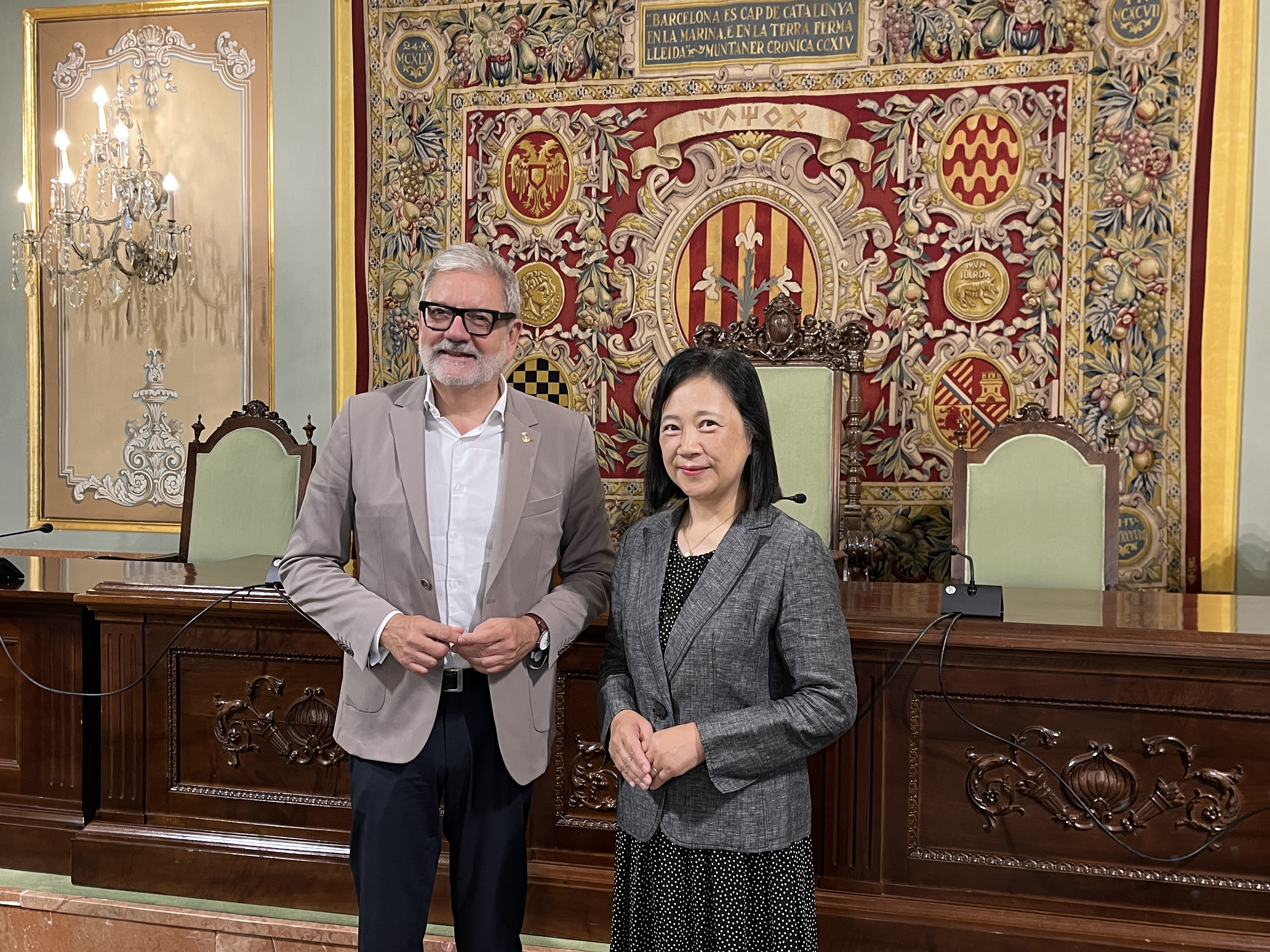 L'alcalde i la cònsol, al Saló de Plens