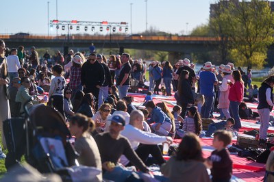 Multitud de joves i adults han ocupat la zona del pícnic durant la tarda i el vespre.
