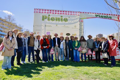 El govern i membres de la corporació municipal i altres autoritats al photocall del Pícnic.