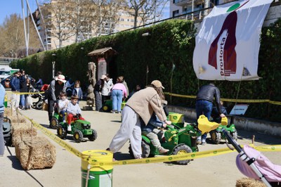 Espai amb jocs tradicionals rurals infantils amb tractors miniatura i bitlles de la mà de l'Associació de Productors de l'Horta.