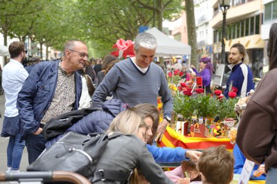 L'alcalde ha visitat les parades participen d'aquesta diada prèvia a Sant Jordi, demà diumenge..