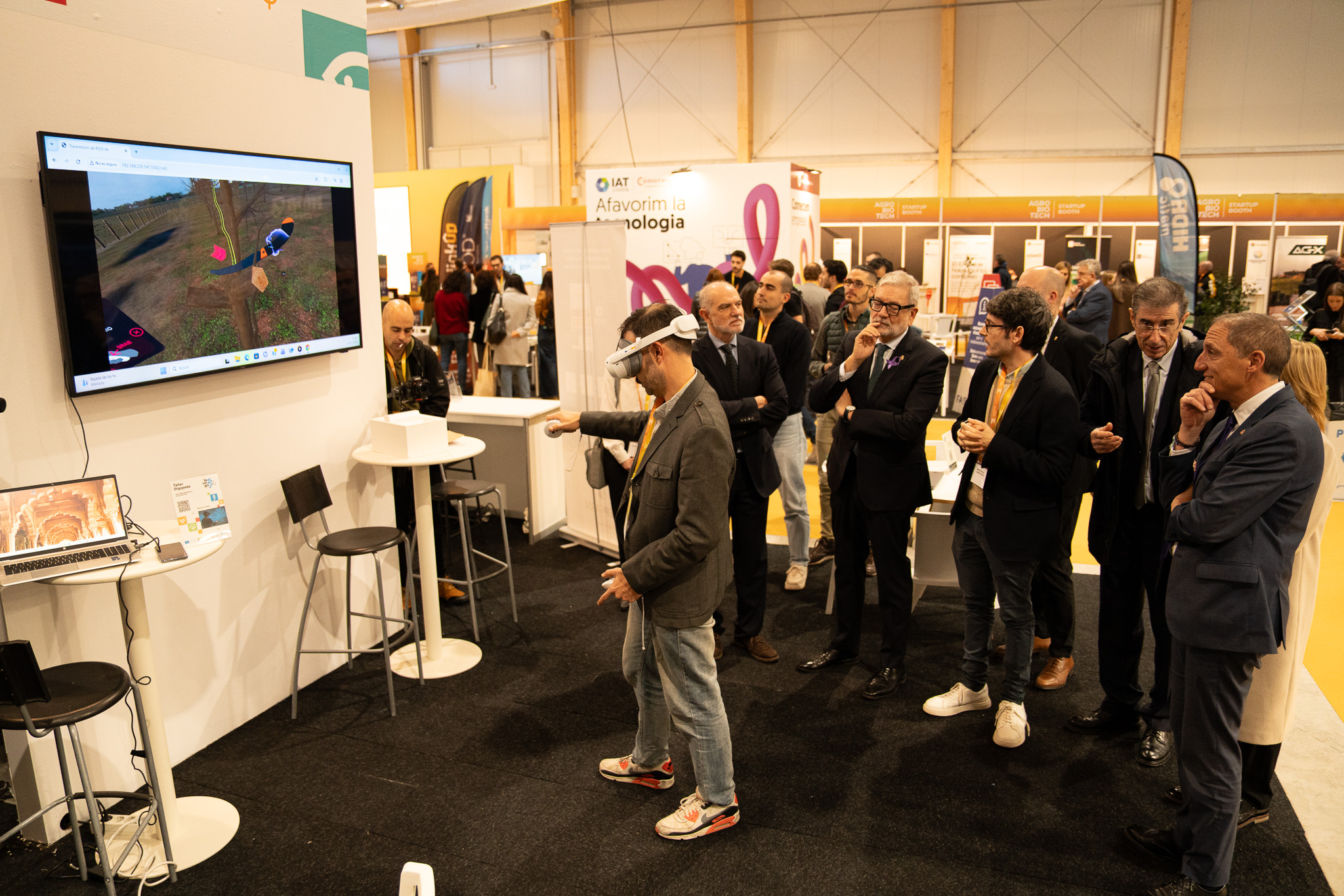 Un dels estands de la Fira que ofereix una eina de realitat virtual