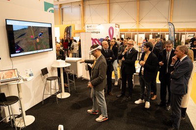 Un dels estands de la Fira que ofereix una eina de realitat virtual.