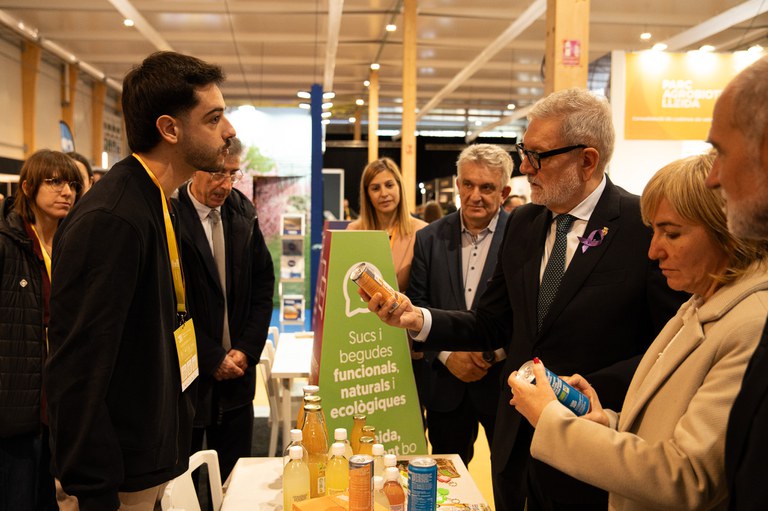 L'alcalde saluda un dels expositors presents al recinte