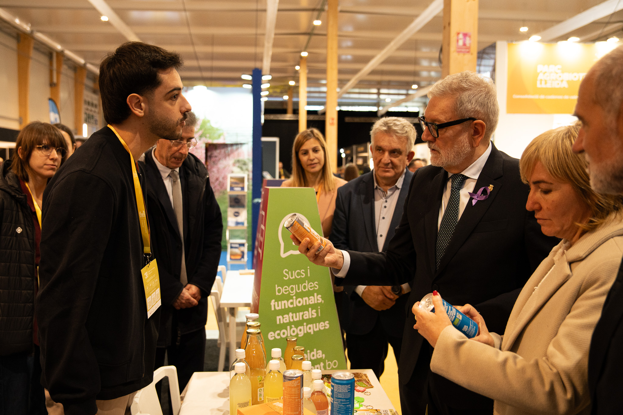 L'alcalde saluda un dels expositors presents al recinte