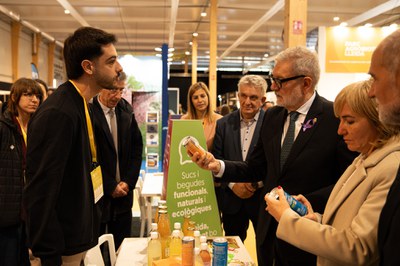 L'alcalde saluda un dels expositors presents al recinte.