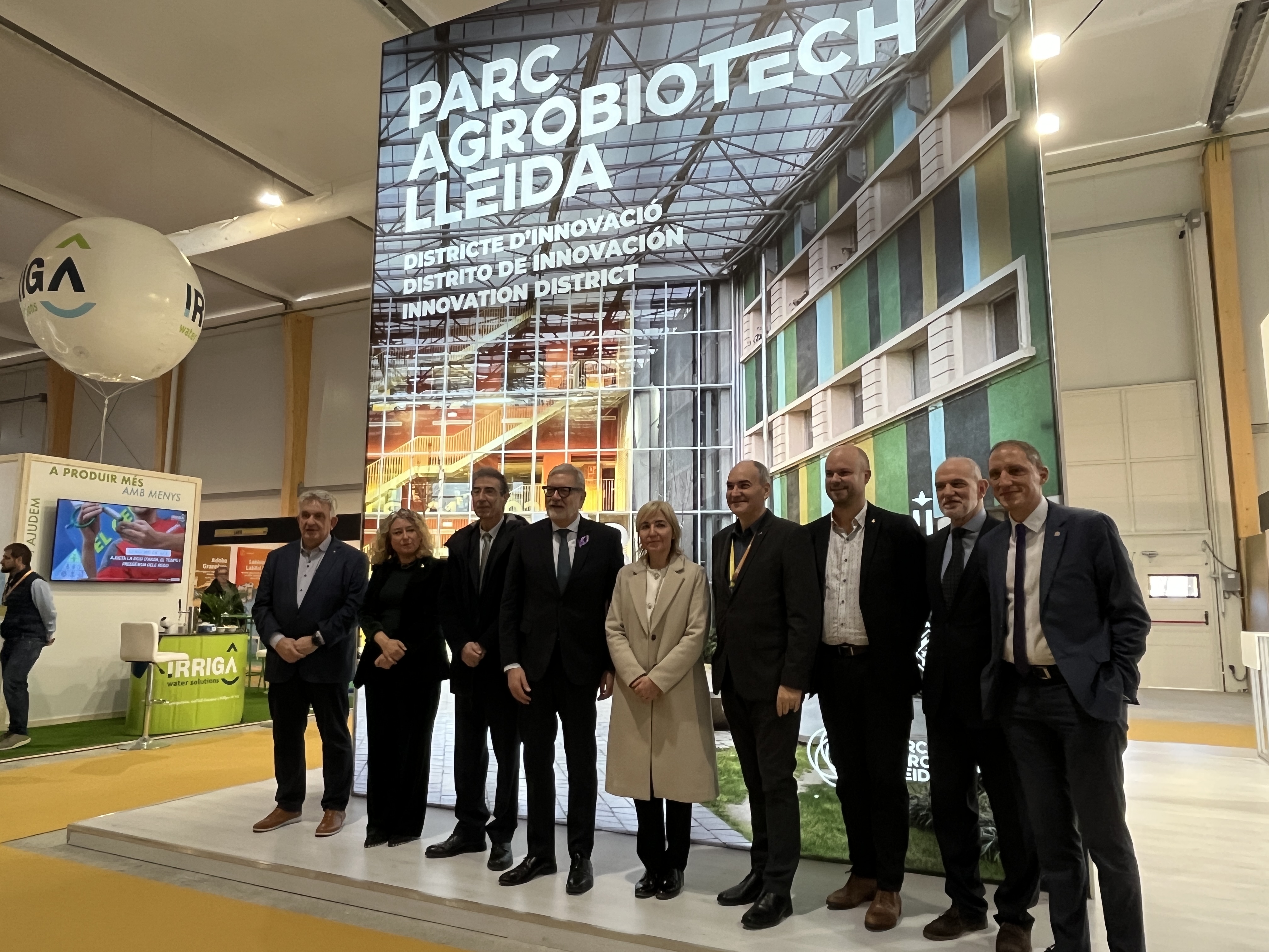 Visita dels patrons de la Fira a l'estand del Parc Agrobiotech