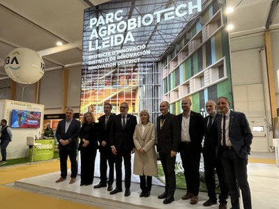 Visita dels patrons de la Fira a l'estand del Parc Agrobiotech.