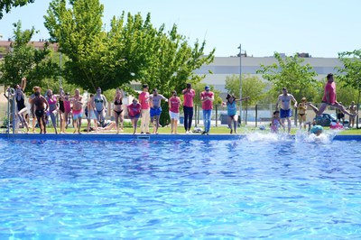 L'alcalde, Fèlix Larrosa, juntament amb altres membres del consistori, es llencen per donar suport a la campanya solidària "Mulla't".