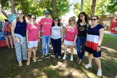 El paer en cap, Fèlix Larrosa, amb membres de la Fundació Esclerosi Múltiple (FEM) de Lleida.