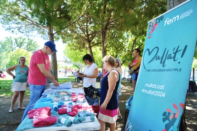 La Fundació Esclerosi Múltiple de Lleida ven marxandatge de la campanya a les piscines municipals de Balàfia, Cappont, Pardinyes i Bordeta.