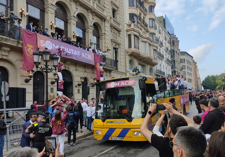 Els Castellers de Lleida han fet un pilar de respecte davant de la porta de la Paeria, en la recepció de l'ICG Força Lleida.