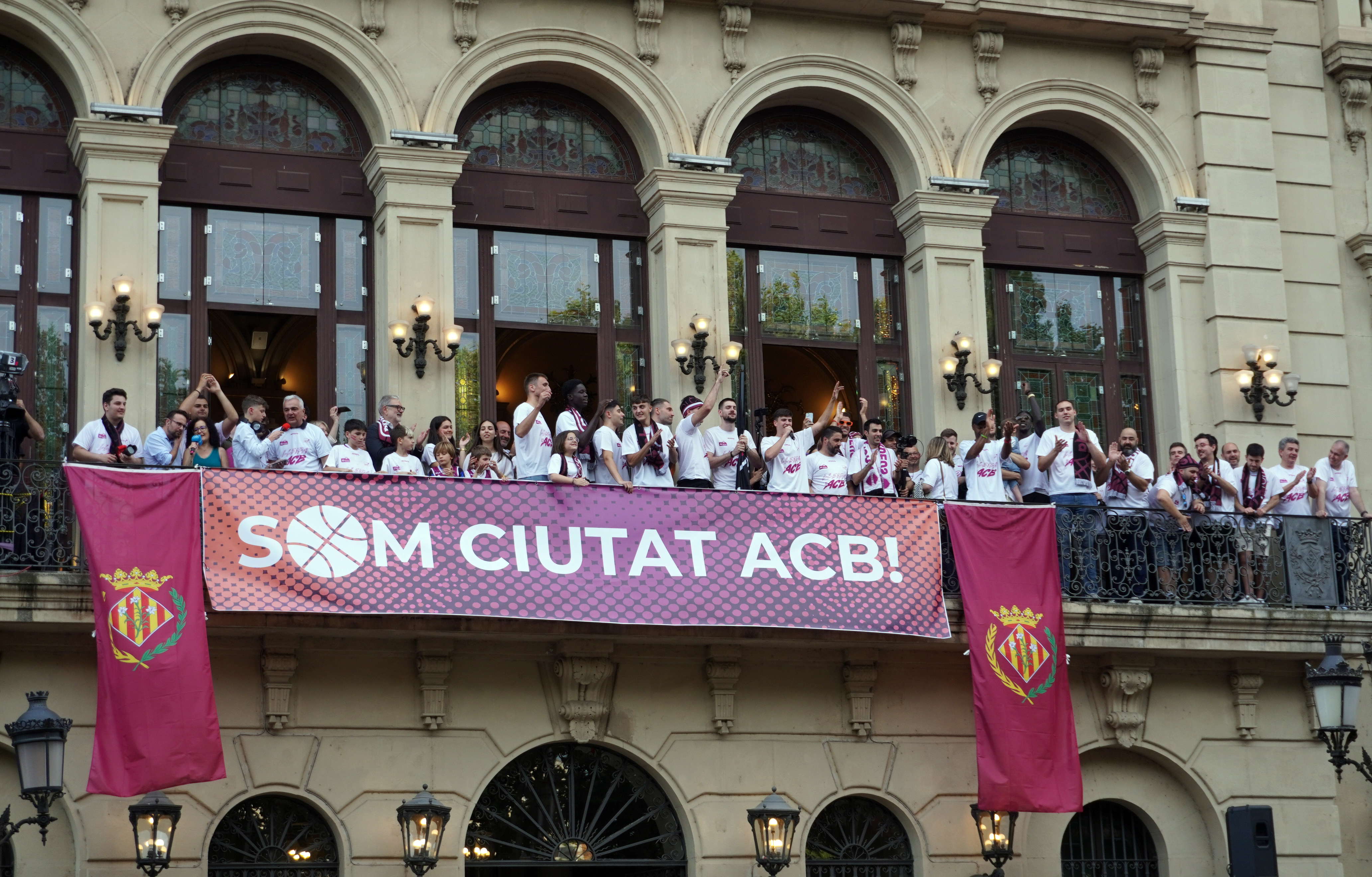 Celebració de l’ascens a l’ACB de l'ICG Força Lleida des del balcó de la Paeria.