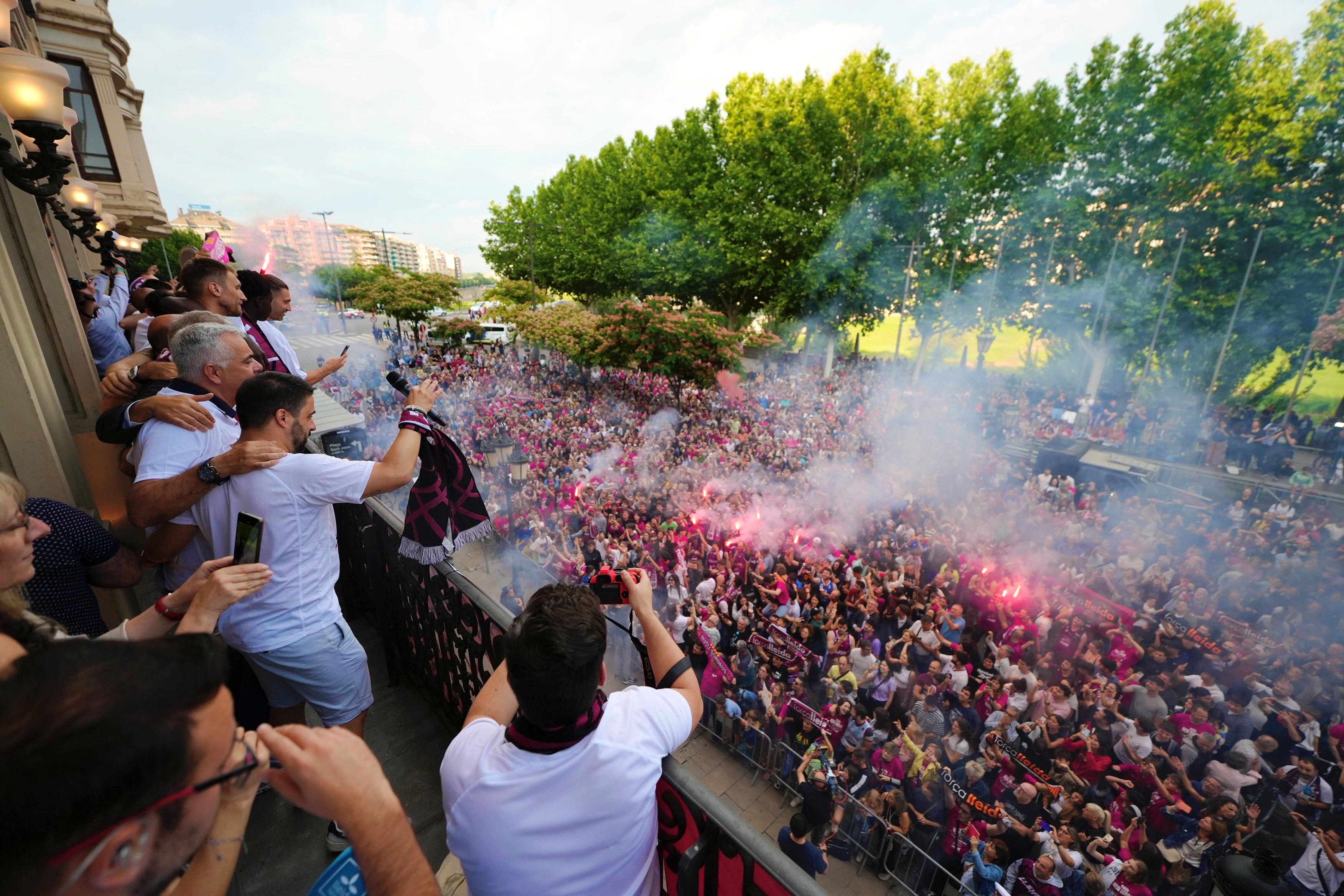 L'afició lleidatana ha celebrat amb l'equip de bàsquet l'ascens a l'ACB.