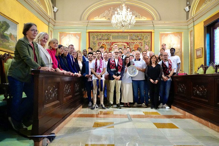 La Corporació Municipal, encapçalada pel paer en cap, Fèlix Larrosa, amb l'equip de l'ICG Força Lleida, al Saló de Sessions de la Paeria.