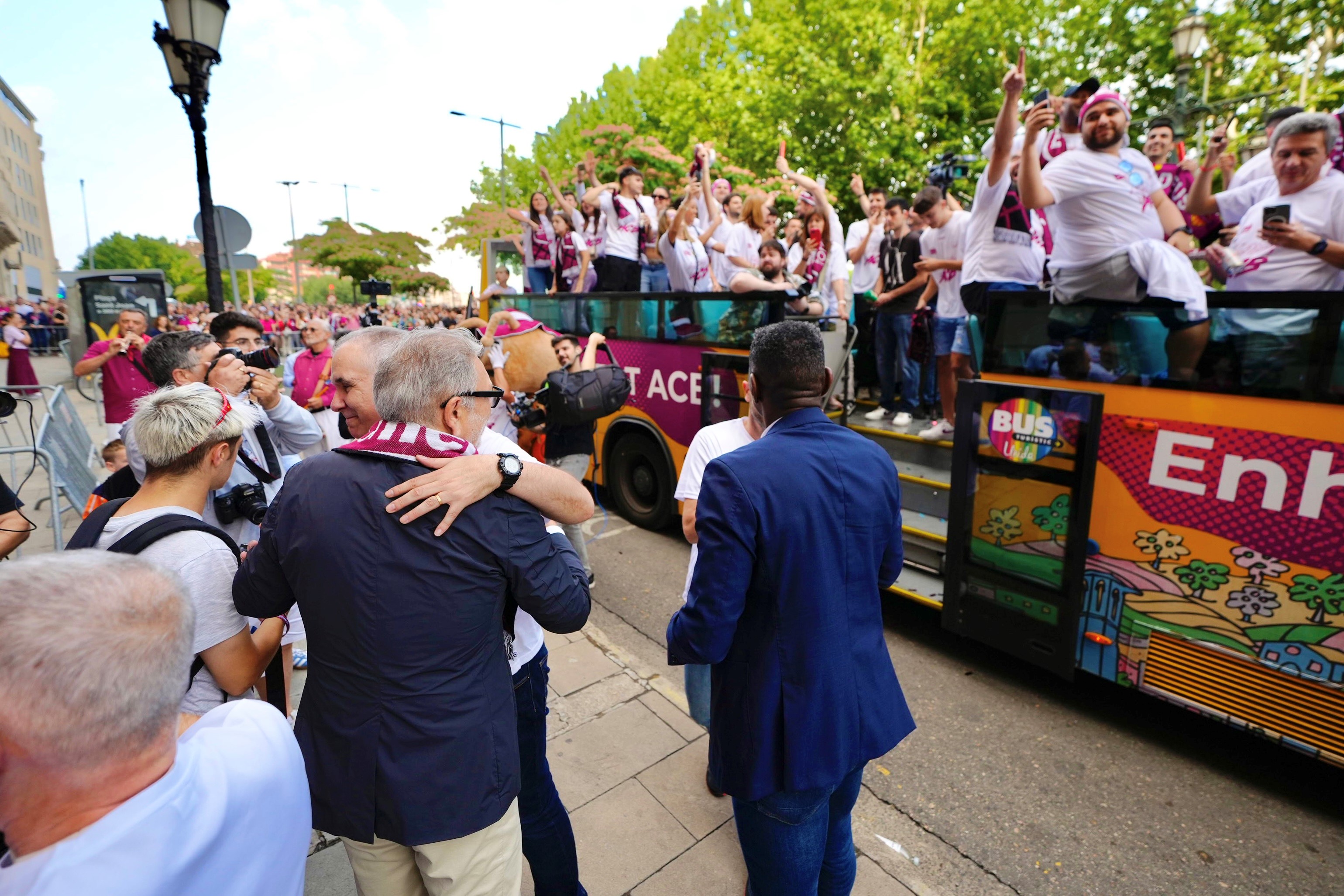 Rebuda de l'alcalde Larrosa a l'equip de bàsquet de l'ICG Força Lleida, a la Paeria.