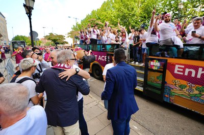 Rebuda de l'alcalde Larrosa a l'equip de bàsquet de l'ICG Força Lleida, a la Paeria..