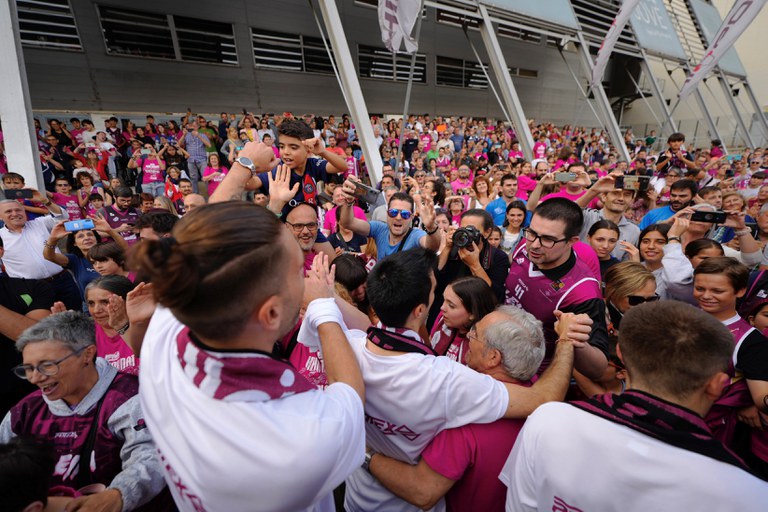 Sortida de la Rua de campions des del pavelló Barris Nord per celebrar amb l'afició lleidatana l'ascens de l'ICG Forá Lleida a l'ACB.