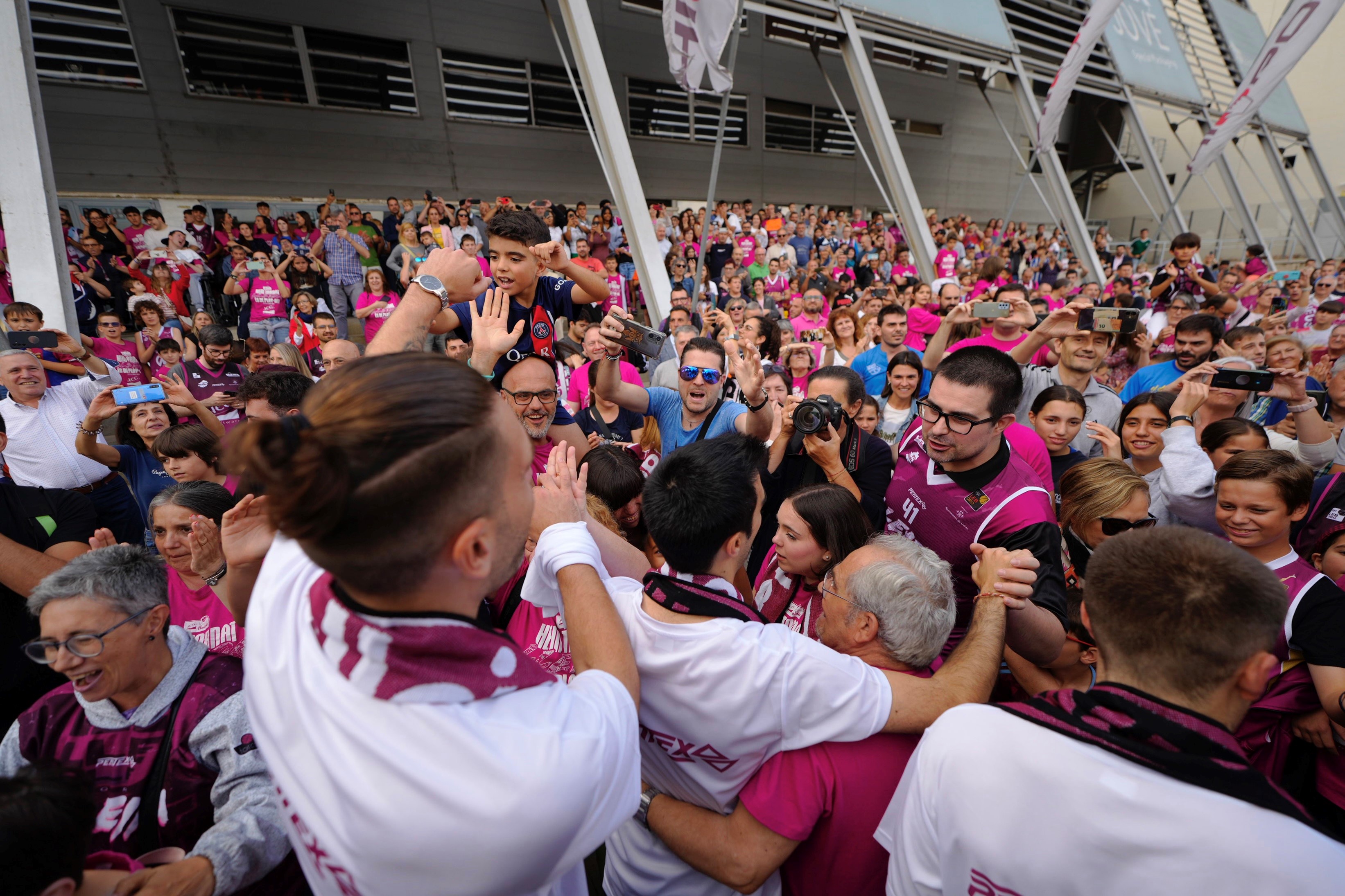 Sortida de la Rua de campions des del pavelló Barris Nord per celebrar amb l'afició lleidatana l'ascens de l'ICG Forá Lleida a l'ACB.