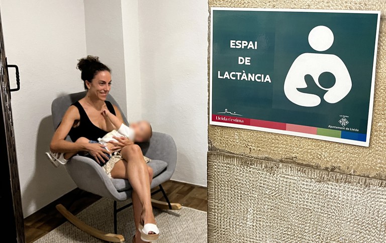La Noemí i el Martí han estat els primers en utilitzar el nou Espai de Lactància de la Paeria.